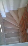 escalier massif entre cloisons